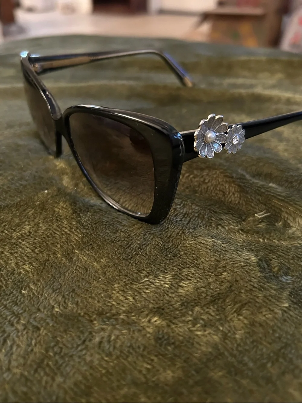 Marc Jacobs 347/S Daisy Flower Accent Cat-Eye Sunglasses - Black